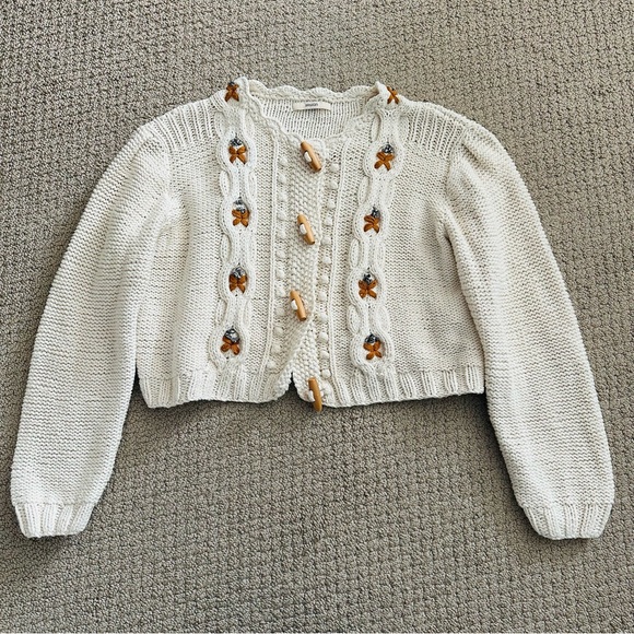 Sessun tesoro cream cable crocheted style sweater cardigan with wooden buttons - Picture 3 of 11